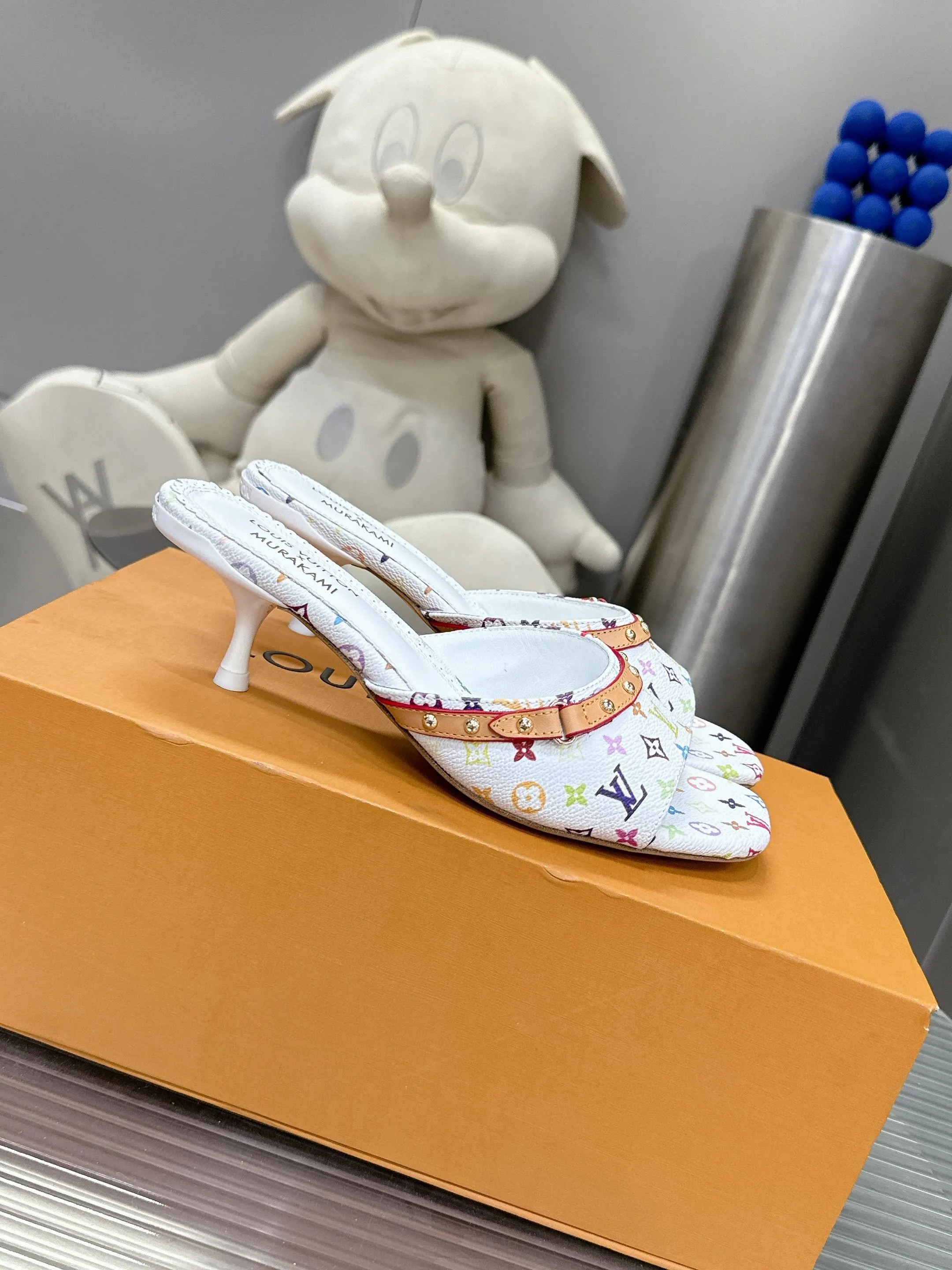 👟👟Ex-factory price 480👟👟 Cat heels 5.5Cmm [Genuine leather outsole] 𝐋𝐨𝐮𝐢𝐬 𝐕𝐮𝐢𝐭𝐭𝐨𝐧 24S spring and summer new denim denim cat heels series Lv presbyopia becomes more and more attractive the more you look at it Adding denim adds a bit more playfulness. It looks great when paired with shorts, short skirts and wide-leg trousers in summer. Kitten heels also have a certain height. A must-have for sisters in summer. Sizes 35-42